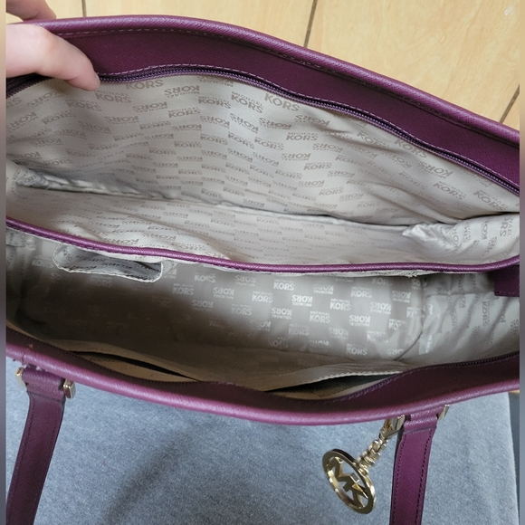 Michael Kors Large Tote and Wallet - Picture 4 of 15